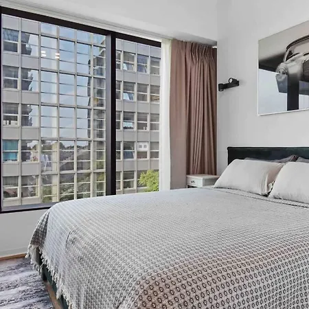 Panorama Loft 5 Star Location, Queen Bed, Views *