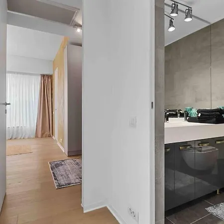 Panorama Loft 5 Star Location, Queen Bed, Views *